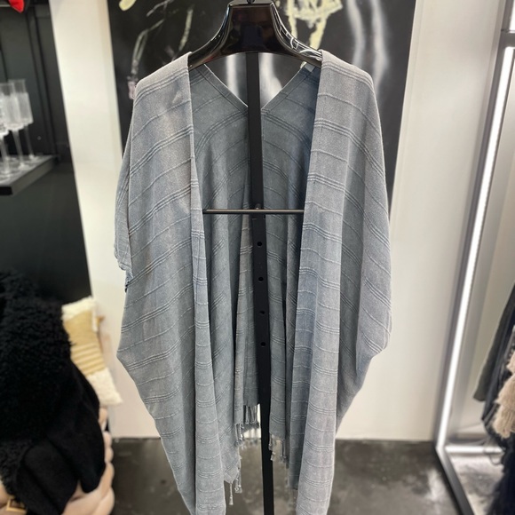 Handloom Gece V Back Kimono - Picture 2 of 3